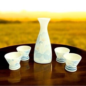 JAPANESE FLOWER-PAINTED
TRIANGLE SAKE BOTTLE AND CUPS